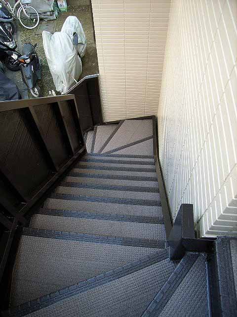 川崎市内の賃貸アパートで螺旋階段と廊下を安全で美しく！防滑性ビニル
