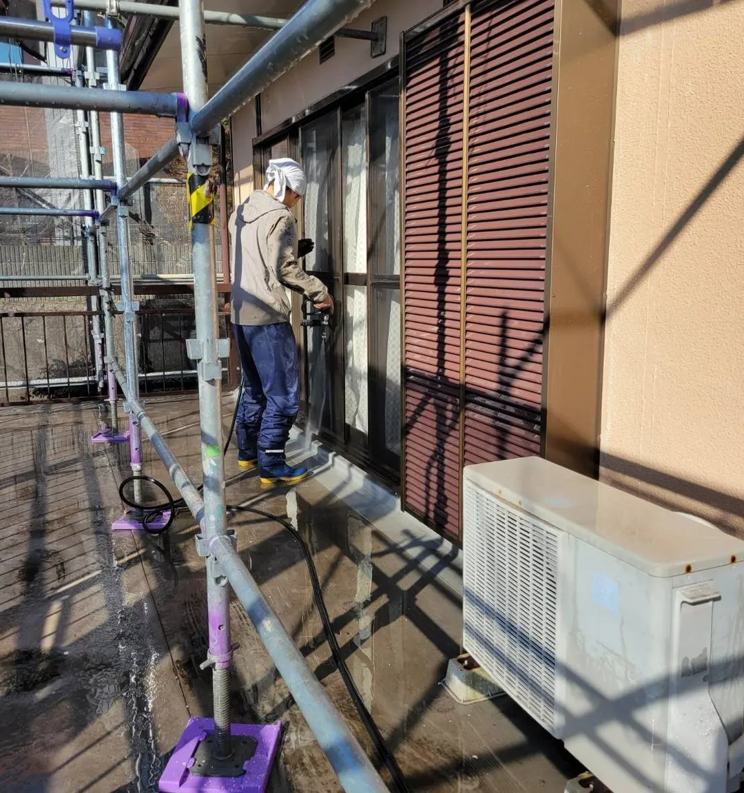 横浜市中区のアメリカ坂を上った本牧にある戸建住宅の外壁塗装工事で高圧洗浄工事を行いました