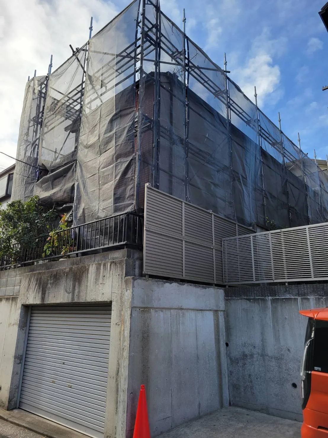 横浜市港北区の戸建て住宅の外壁塗装工事が始まりました！日本ペイント製のパーフェクトトップを使用し工事期間は約10日程、予定をしております！