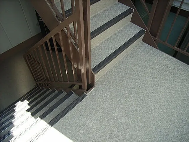 外階段に防滑性ビニル床シート（タキステップ・タキストロン）の施工
