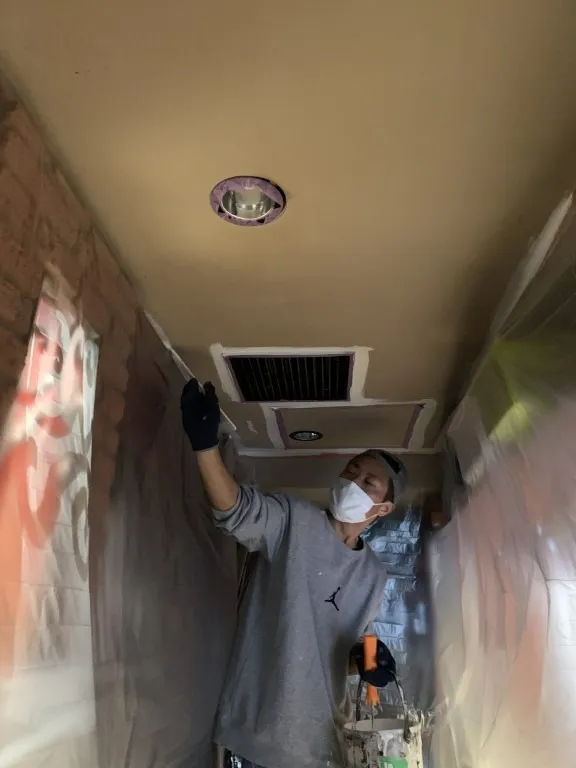 日本橋の茅場町で屋内の塗装工事を実施しています