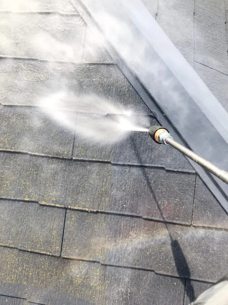 高圧洗浄の際にも外壁や屋根の状態をチェック