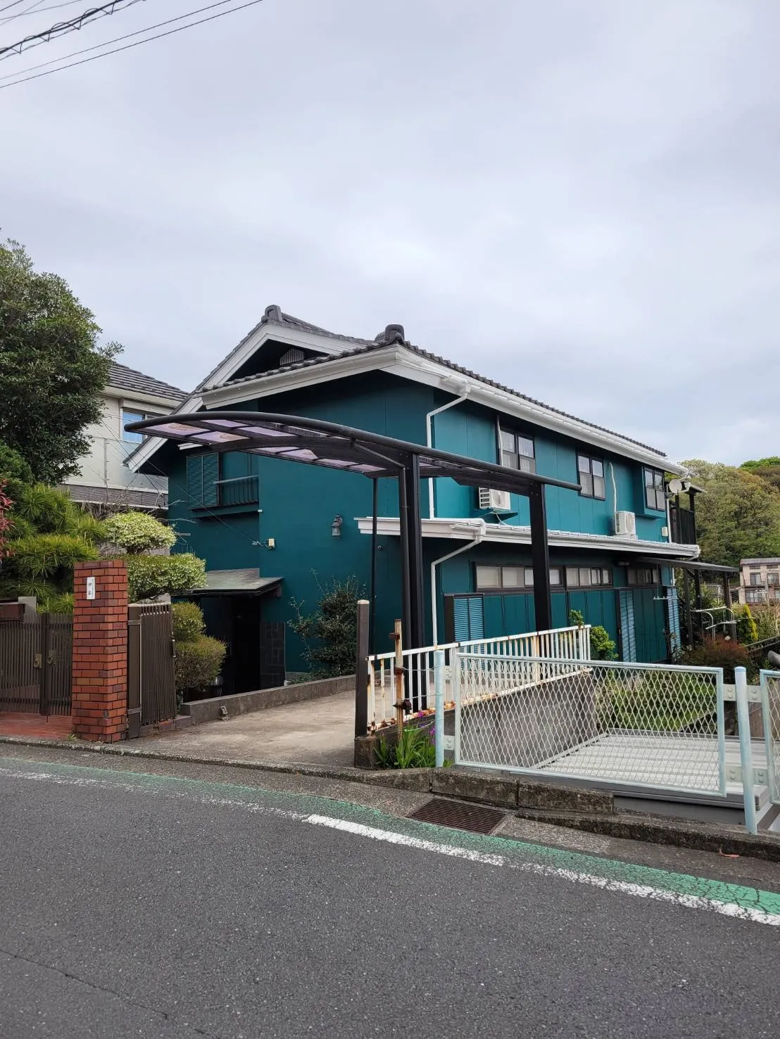 横浜市保土ヶ谷区の高台にあるお宅様で、日塗工（調色）によるグリーン系の色に外壁塗装工事を行い、本日無事に完了いたしました。