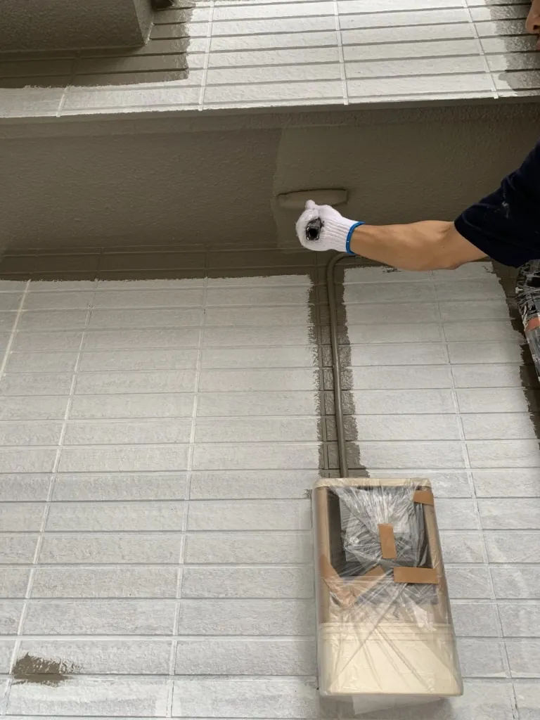 パーフェクトトップ（ND-375）を使用して外壁の中塗り作業
