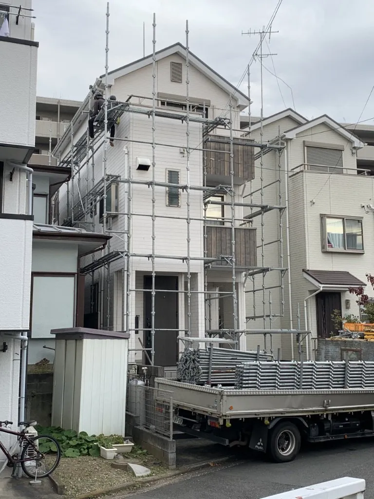 弊社に近隣する神奈川区内で屋根と外壁の塗装工事が始まります。
