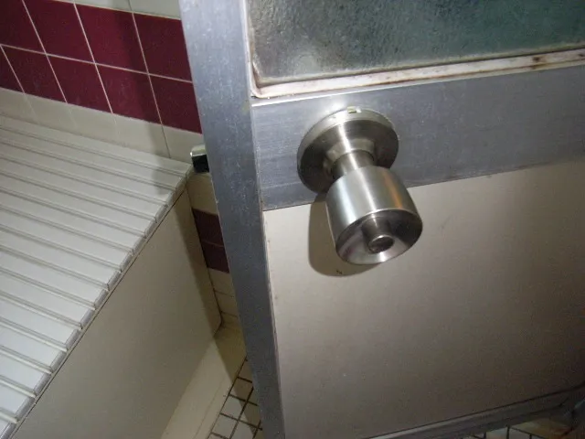横浜市鶴見区で浴室扉のドアノブを交換しました