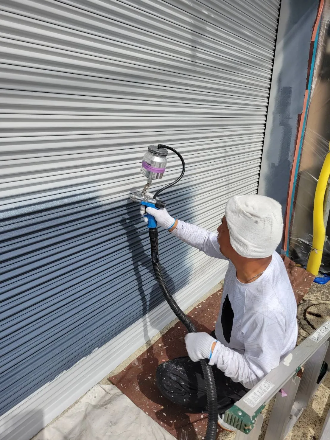横浜市神奈川区にある大規模修繕工事の続き！本日は、屋根カバー工法前にさび止めを塗りました！！