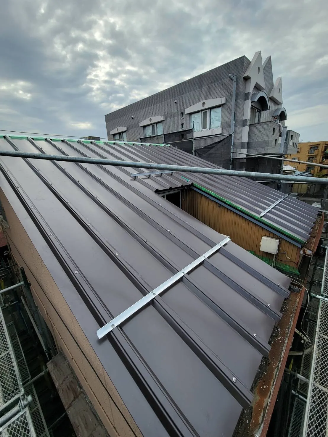 横浜市神奈川区にある大規模修繕工事の続き2！本日は、屋根カバー工法（屋根葺き替え）工事が始まりました！！