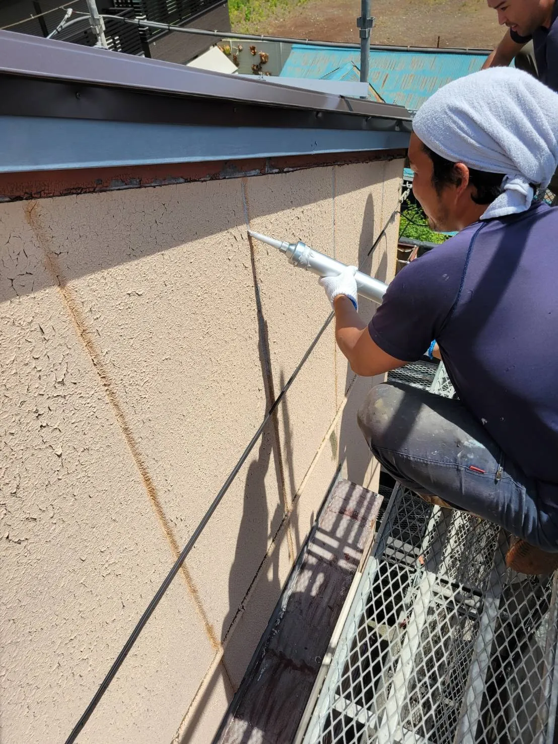 神奈川区にある戸建て住宅の大規模修繕工事の続きです！！シール打ち工事です、外壁塗装前に目地等の部分に行います。