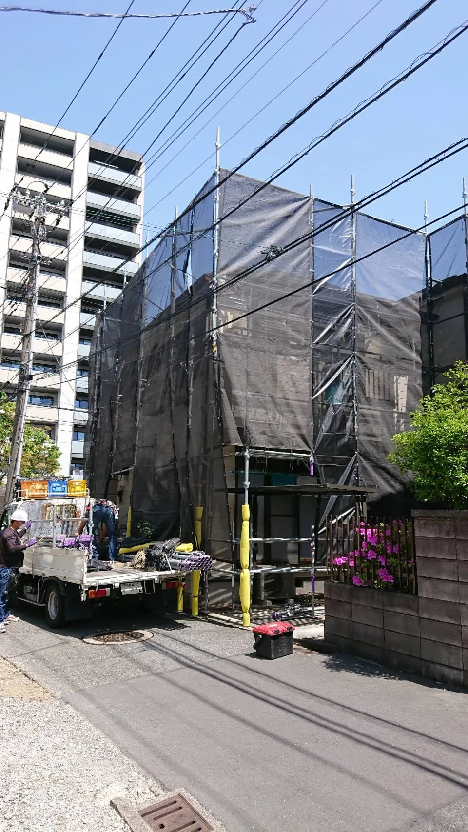 川崎市中原区のM様邸 外壁・屋根塗装工事の足場組が始まりました。