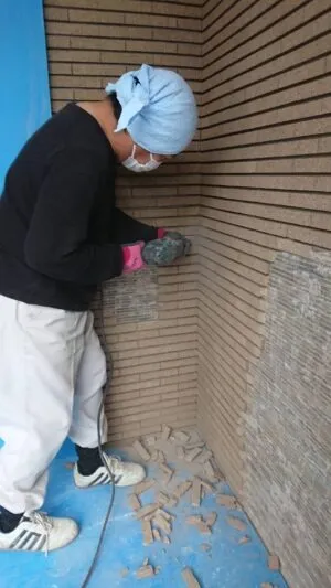 川崎市中原区のT様邸の玄関回り改修工事におけるタイル斫り工事！