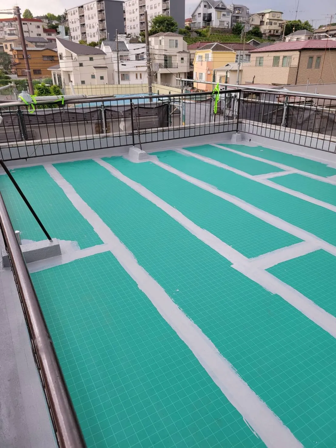 横浜市神奈川区の戸建て住宅屋上の防水工事をしております。防水はサラセーヌの脱気工法システムの施工です。