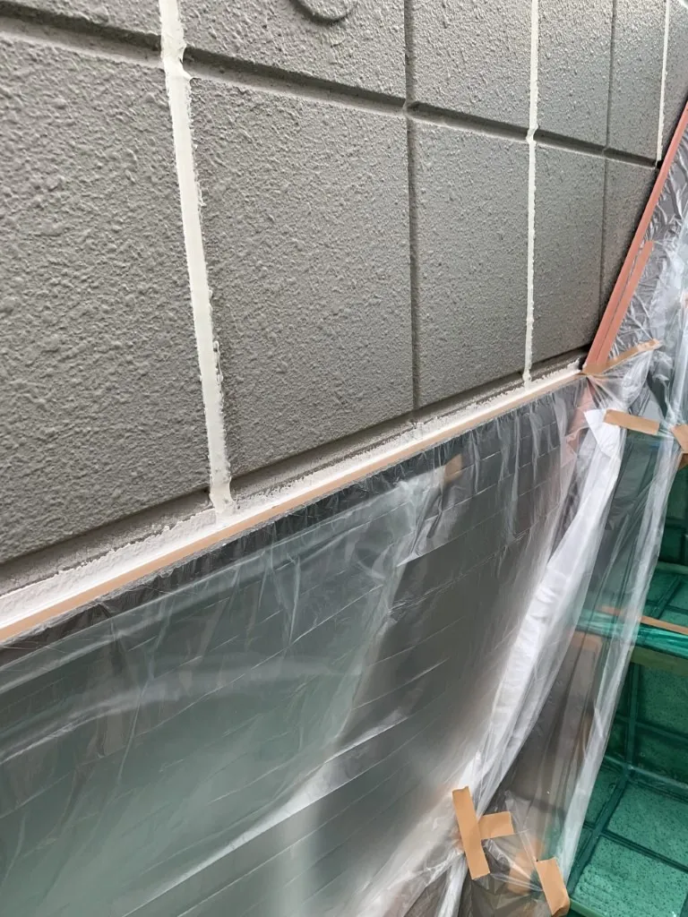横浜市保土ヶ谷区で外壁塗装工事のシールと養生作業