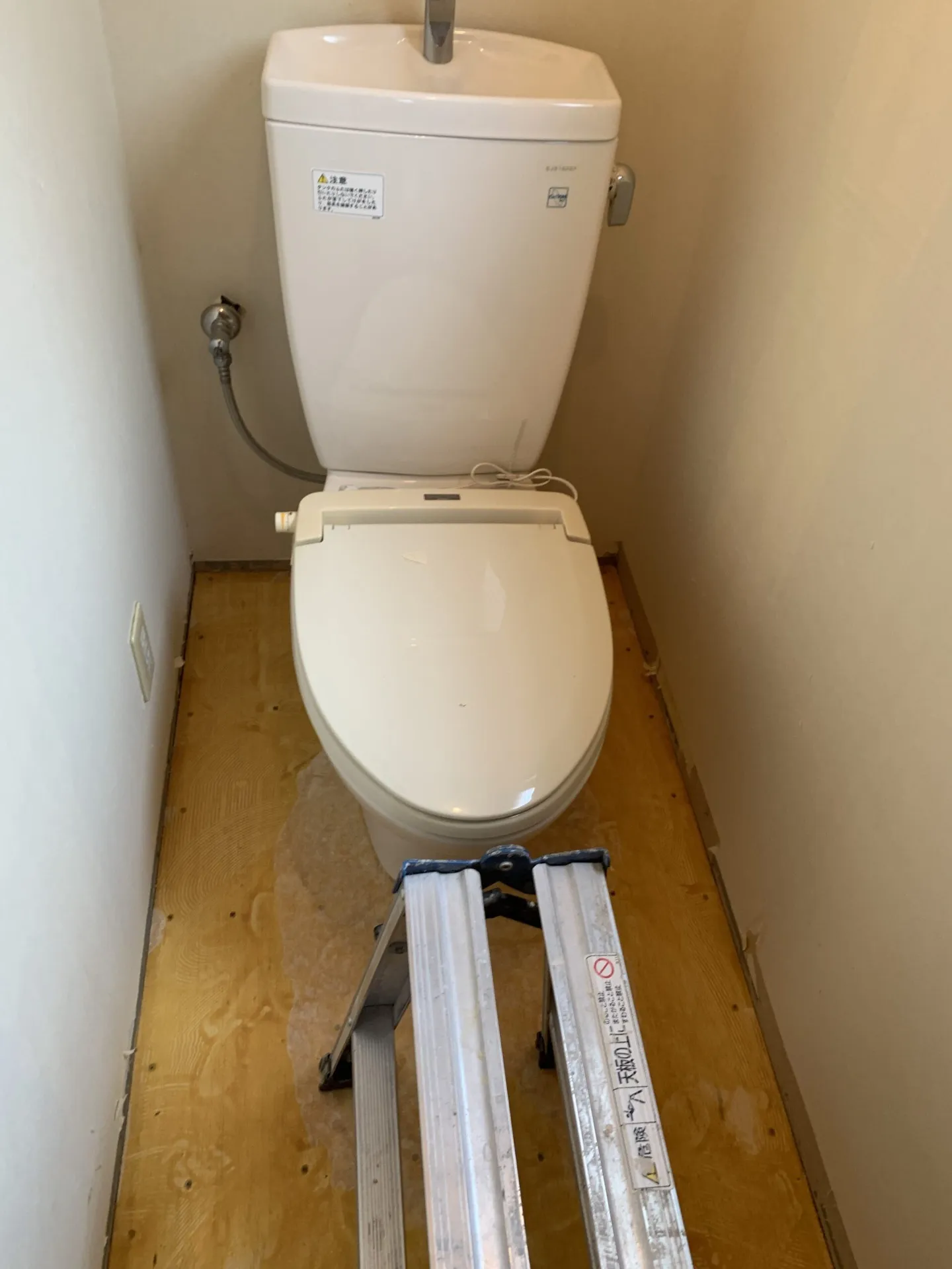 東京都世田谷区三宿でトイレのクロス貼り替え工事