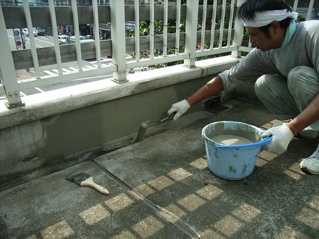 立上りから、樹脂モルタルを塗り全面仮防水を施す（この工程をしておくと施工期間中に雨が降っても安心です）