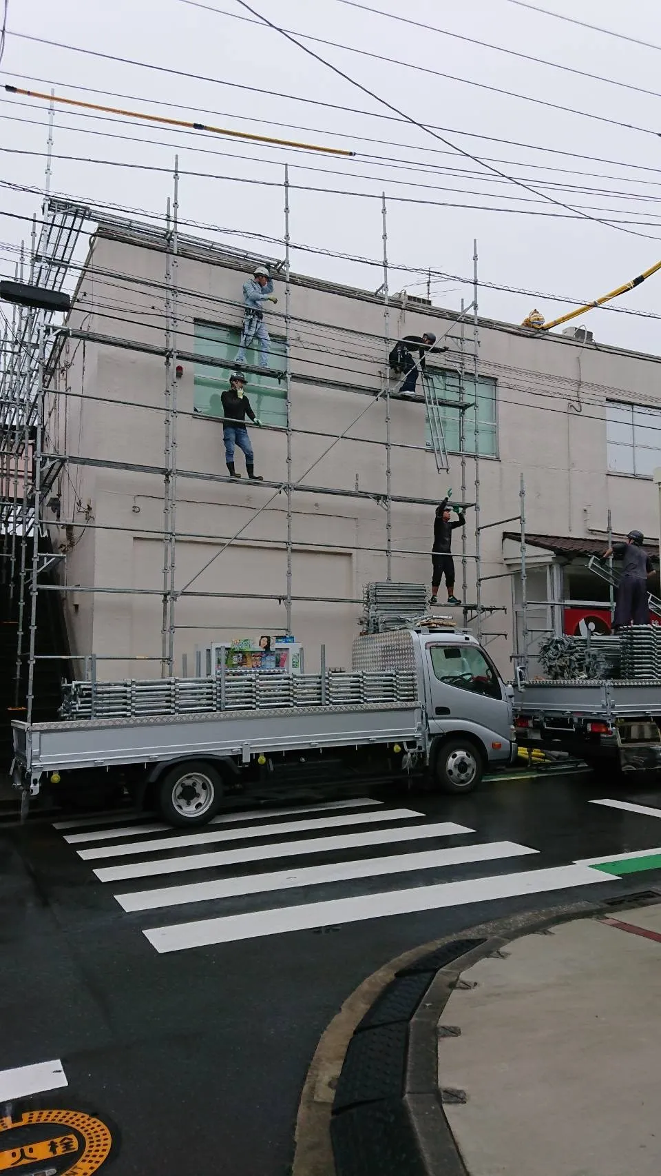 横浜市保土ヶ谷区新桜ケ丘にあるSビルの外壁塗装工事の足場組