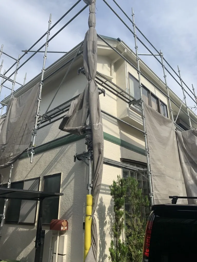 川崎市中原区の外壁塗装工事現場で足場の安全対策です！