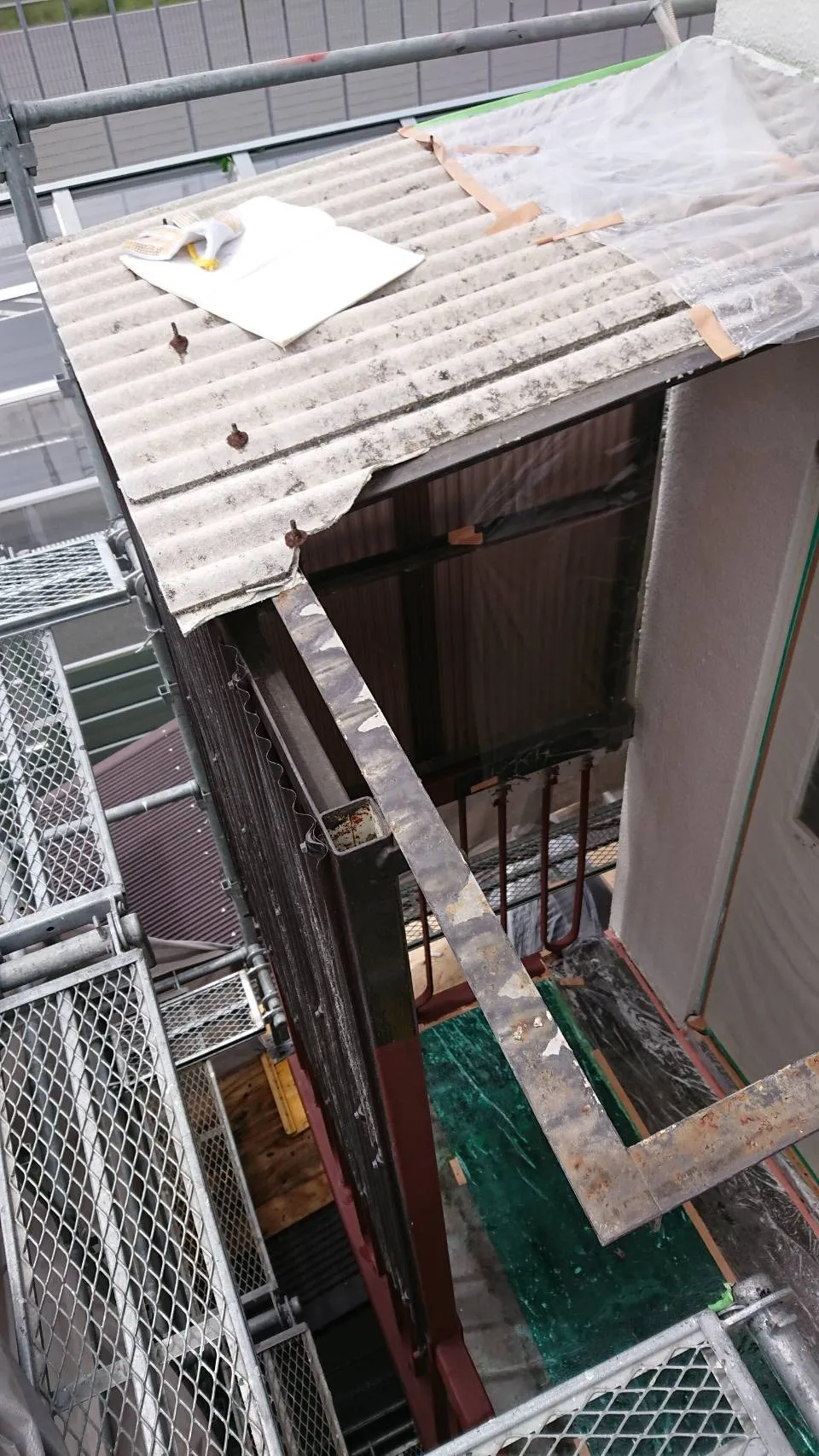 横浜市保土ヶ谷にあるS様ビルの塗装工事でスレート屋根交換補修工事