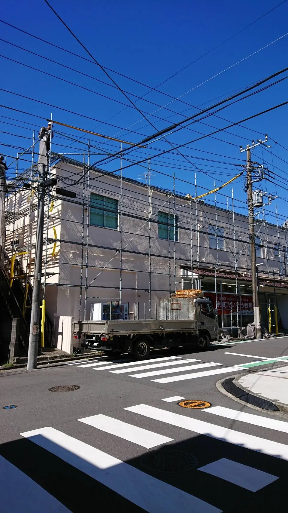 横浜市保土ケ谷区で行われているSビルの外壁塗装工事現場で足場の解体