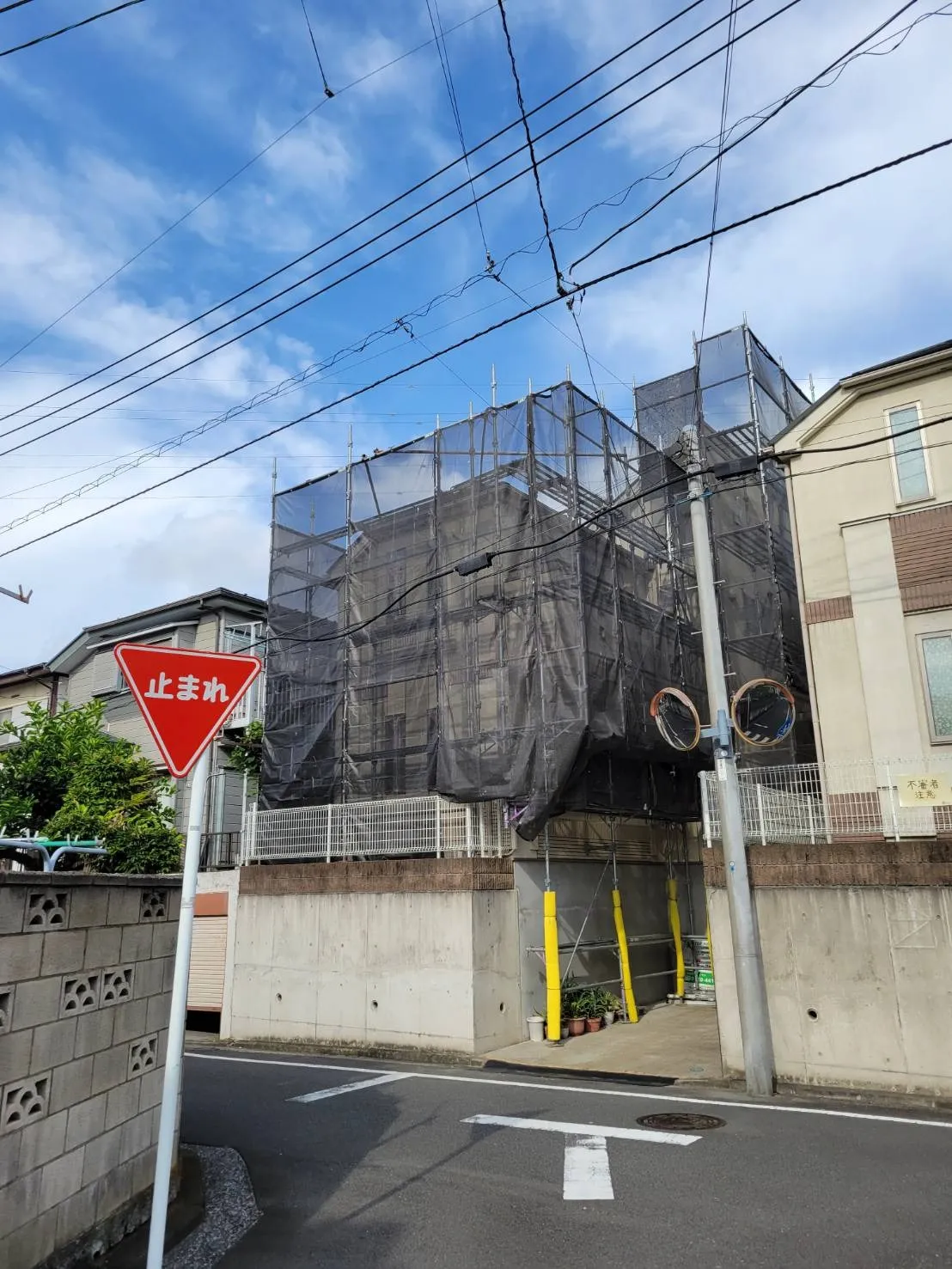 横浜市南区中里にあるK様邸の塗装工事で足場完成です