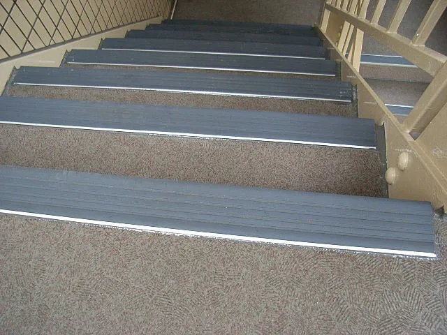 タキステップを使用して階段の蹴込部分を改修した工事