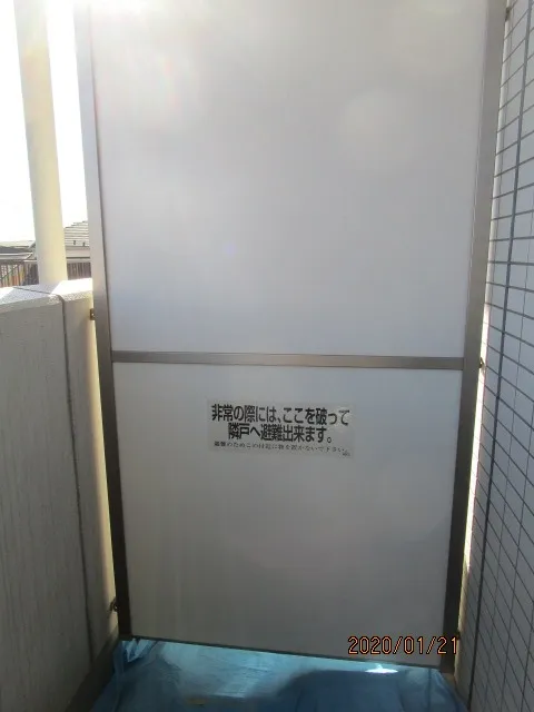 東京都大田区羽田のS老人ホームにてバルコニー隔て板補修工事