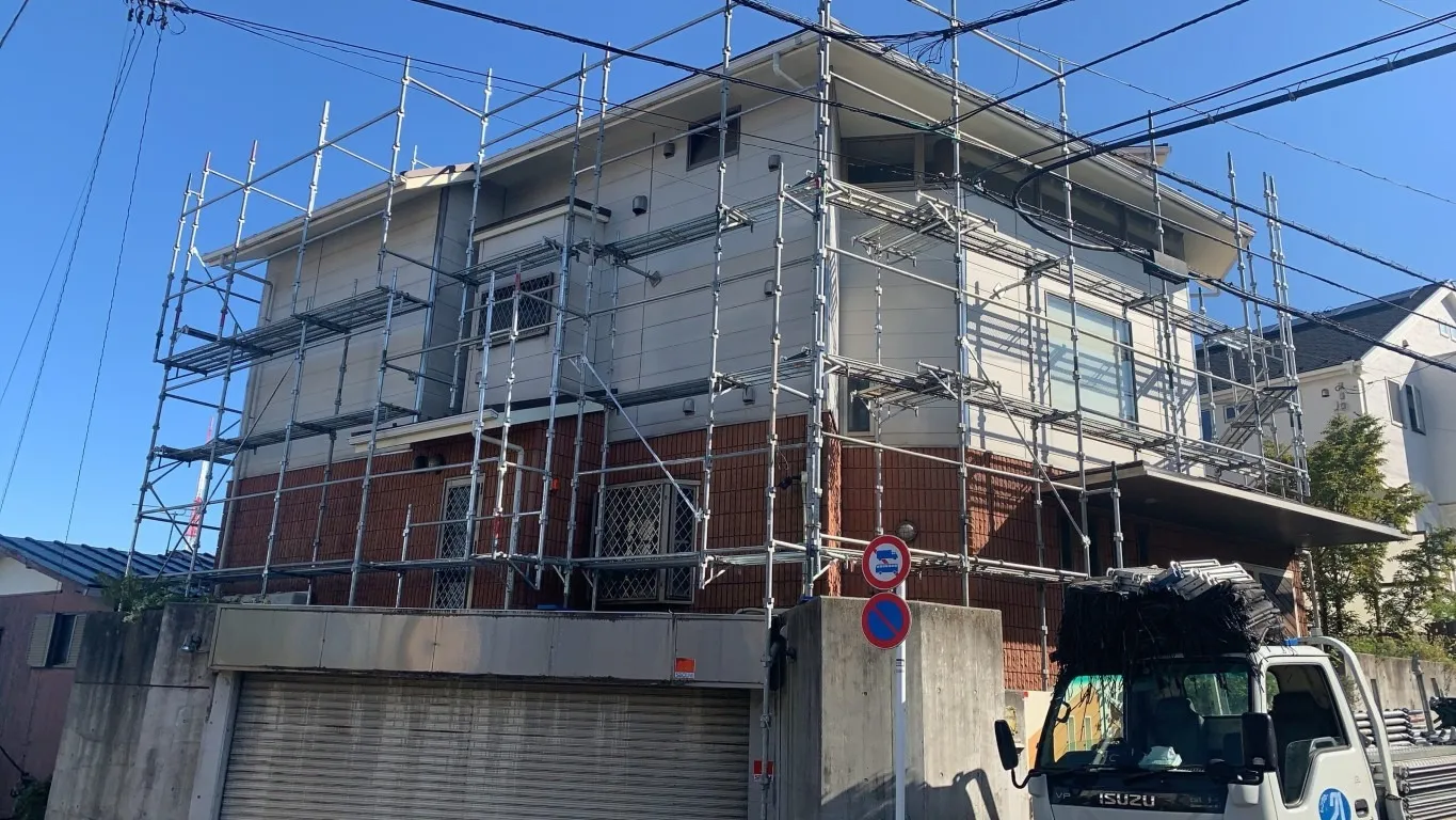 横浜市鶴見区梶山邸の外壁塗装工事が始まりました！