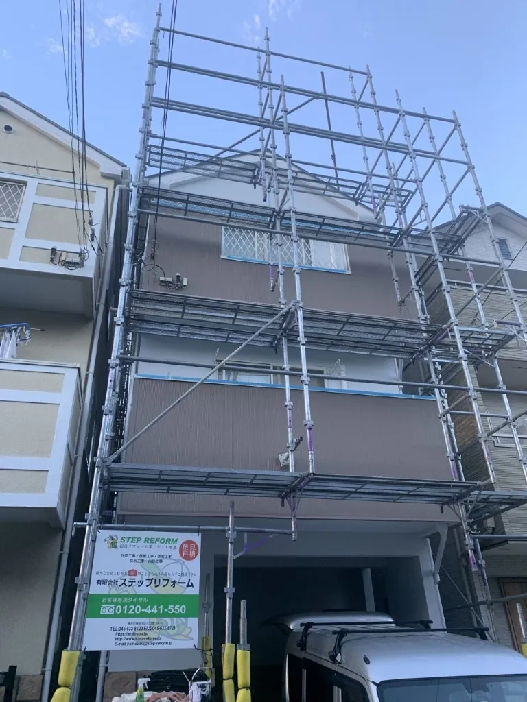 横浜市南区榎町にあるS様邸の外壁塗装工事は付帯塗装が完了です