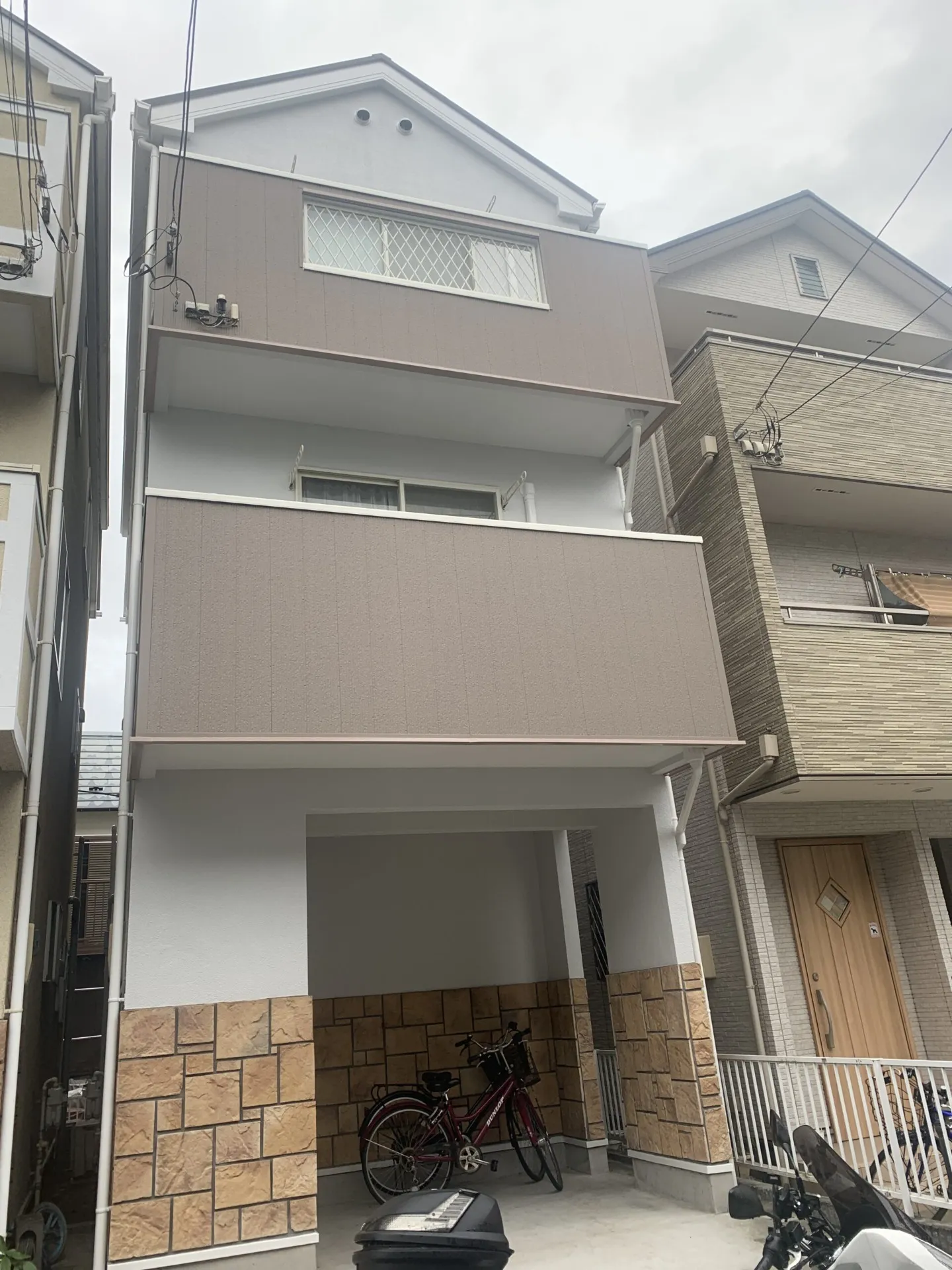 横浜市南区榎町にあるS様邸の外壁塗装・板金・防水工事が完了しました