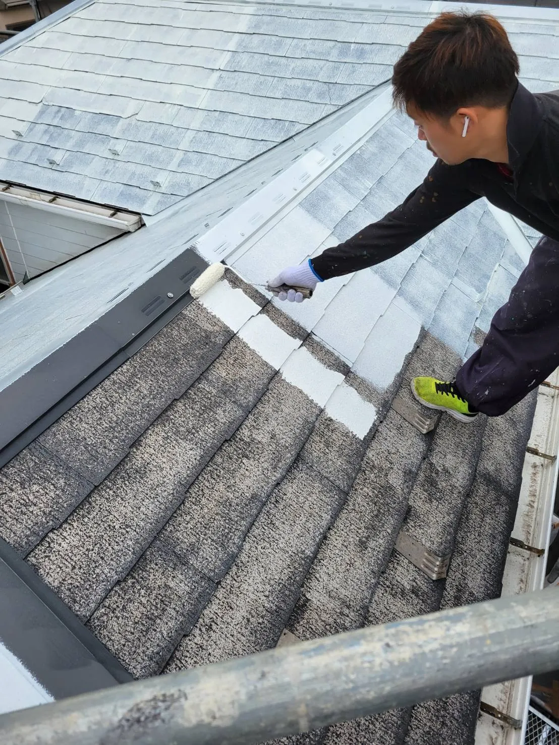 横浜市西区宮ヶ谷のO様邸にてスレート屋根の塗装工事が始まりました！