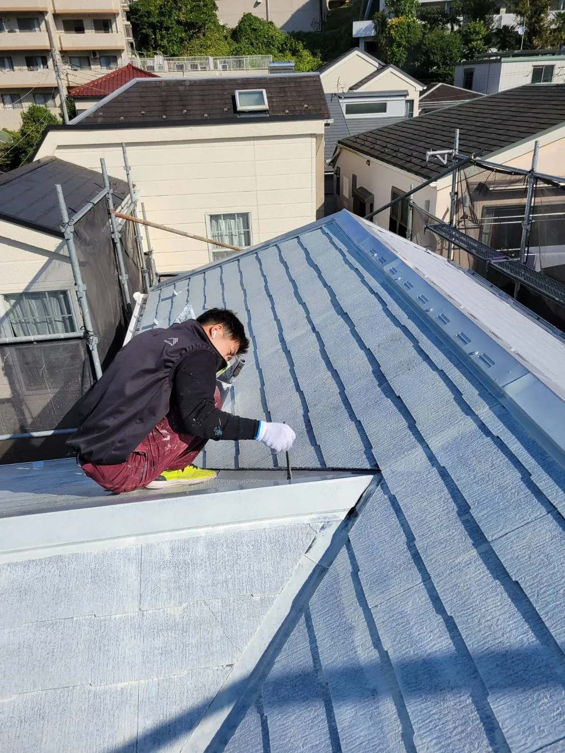 横浜市西区宮ヶ谷のO様邸にて屋根の中塗り作業です！