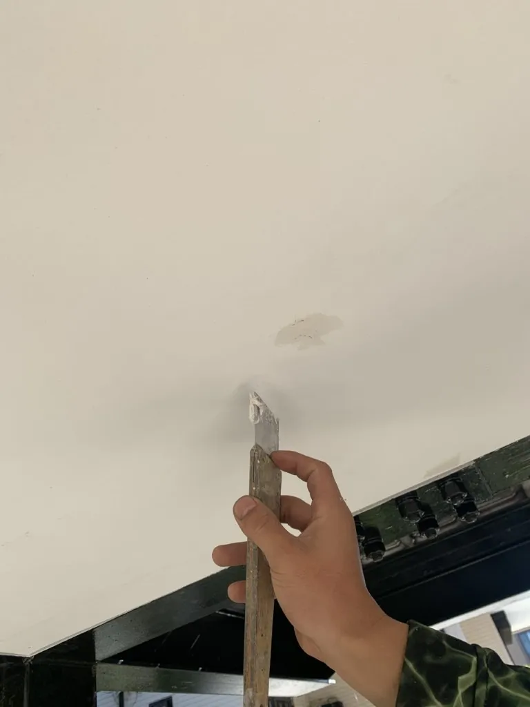 天井の塗装をする前にパテでビスの部分を塞ぎます。
