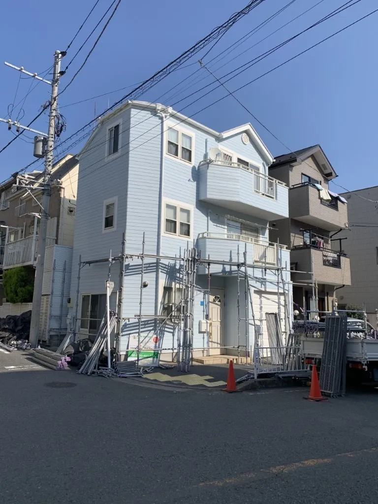 横浜市西区のO様邸で外壁塗装後の足場解体作業です