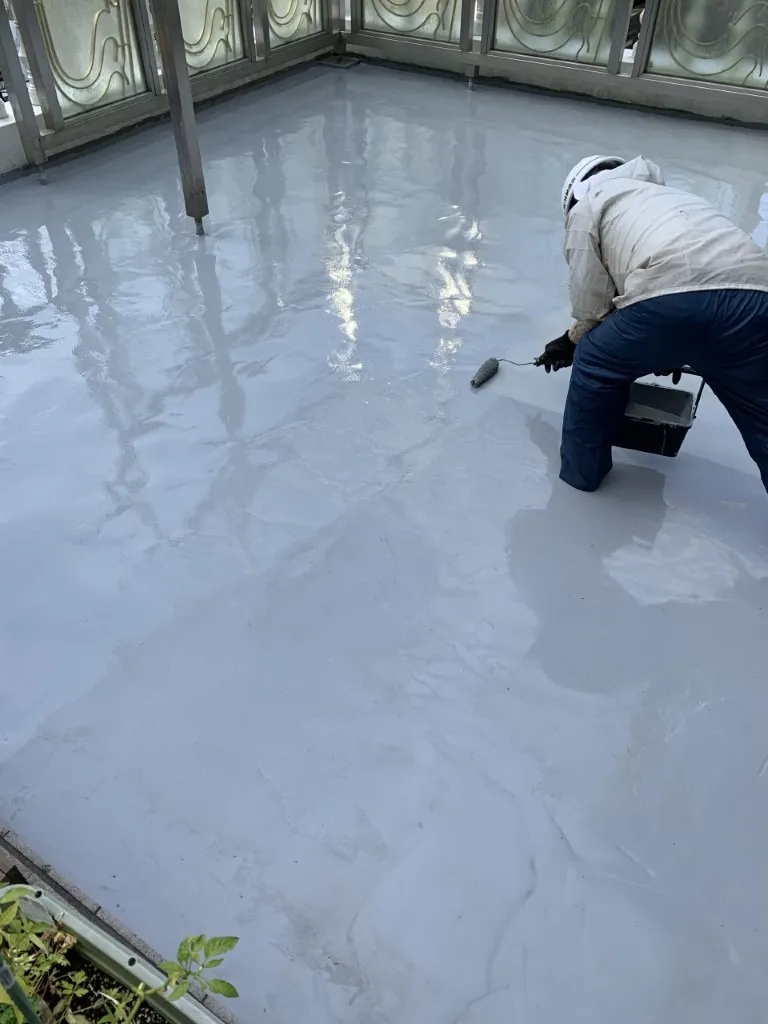 鎌倉市の外構工事でウレタン塗膜防水のトップコートを仕上げています！