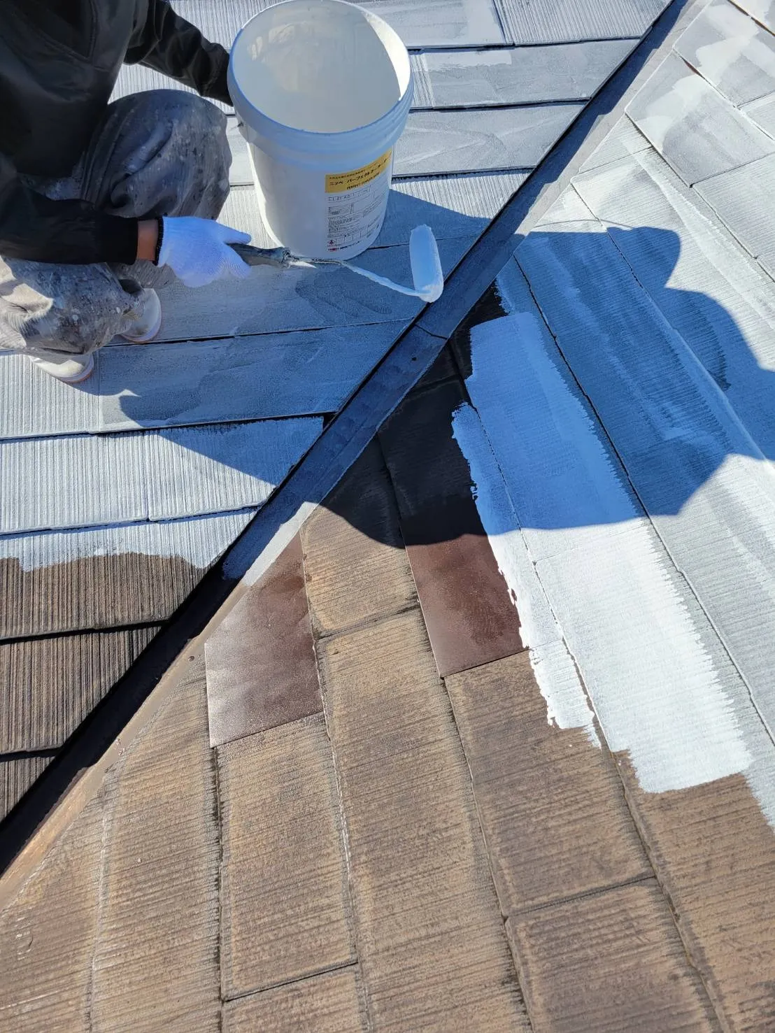 秦野市渋沢のK様邸にて遮熱塗料による屋根の塗装が始まりました！