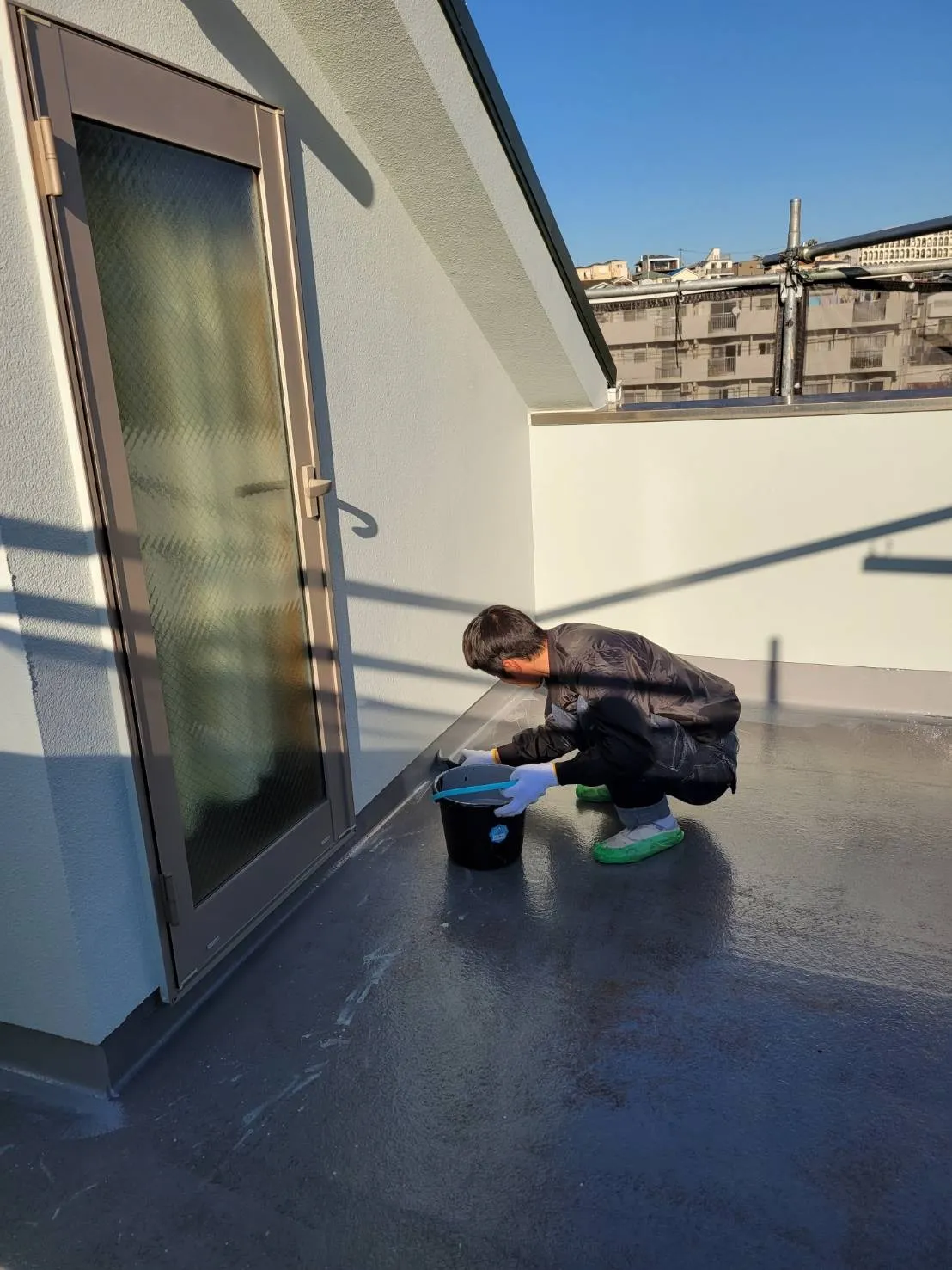 横浜市神奈川区のO様邸でバルコニー及び屋上防水工事が始まりました！