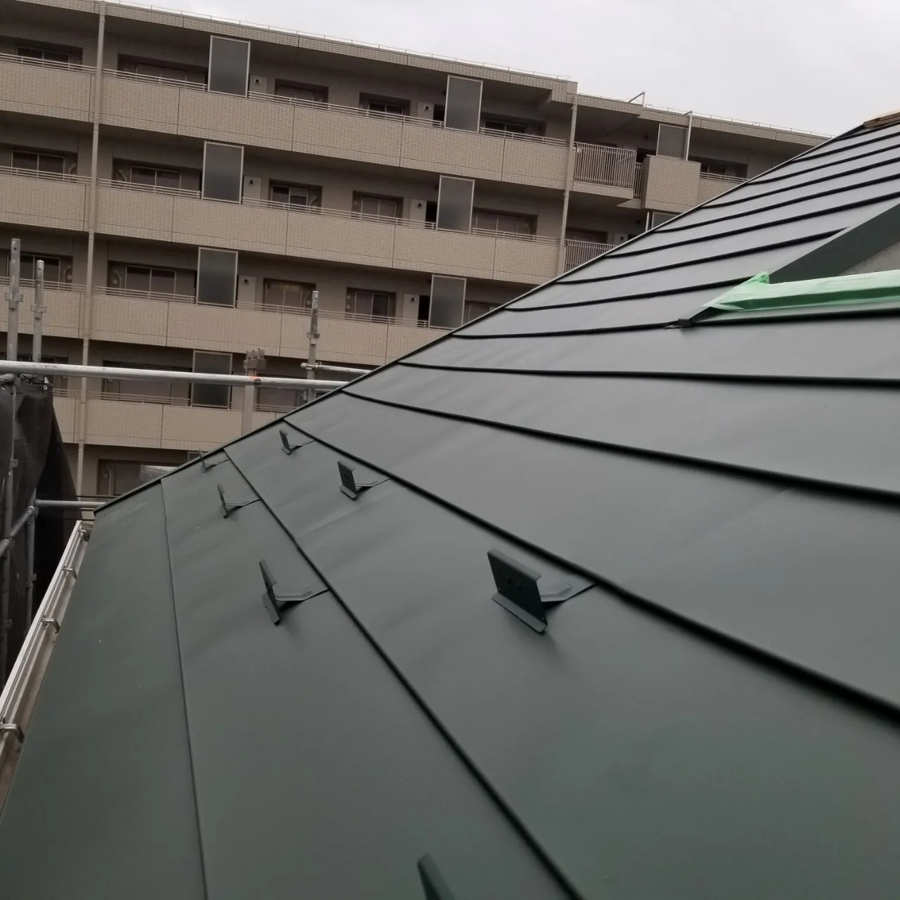 屋根のカバー工法（MSワイド モスグリーン）
