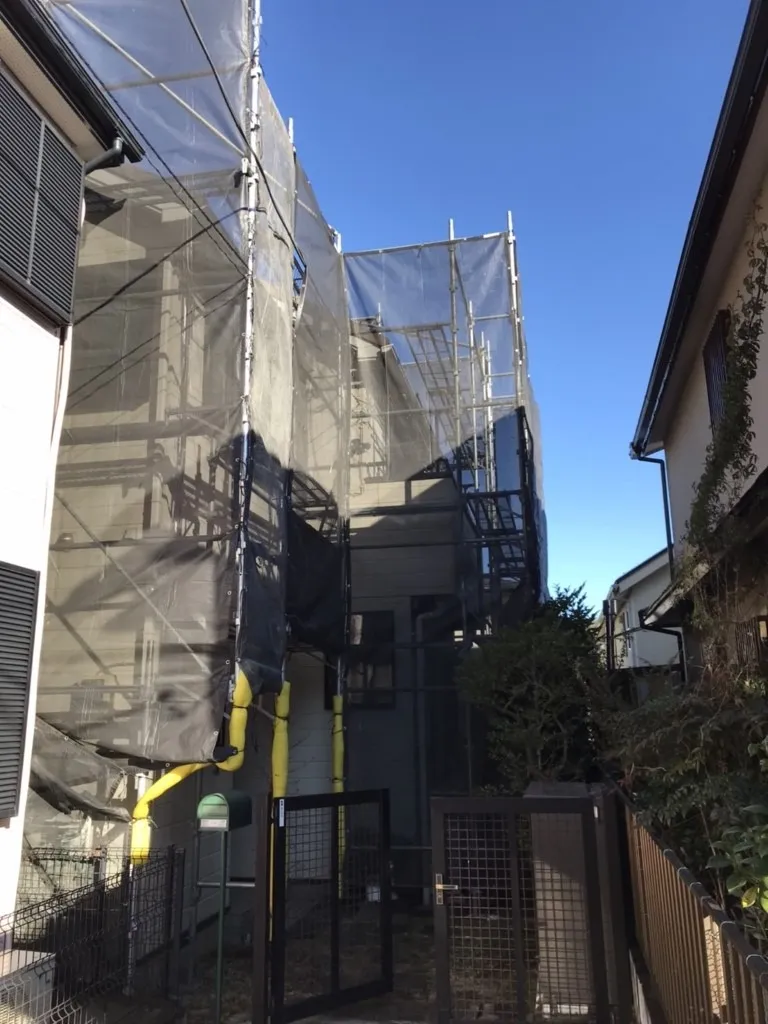 横浜市泉区のN様邸で外壁塗装工事と屋根塗装工事が始まりました