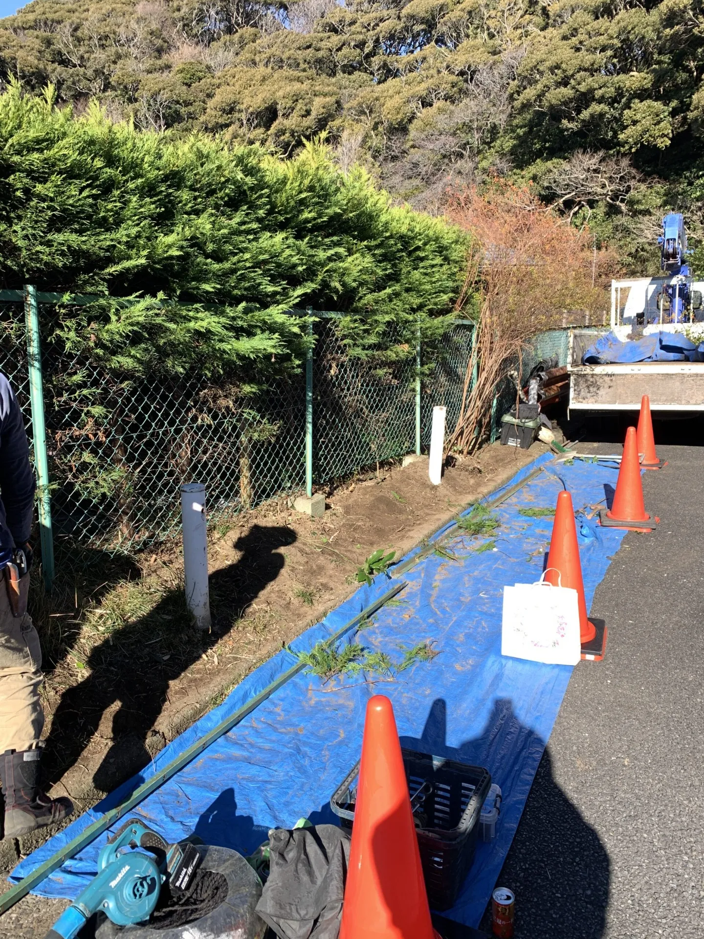 鎌倉市の外構工事で給排水管の設置と植木の移動を行いました