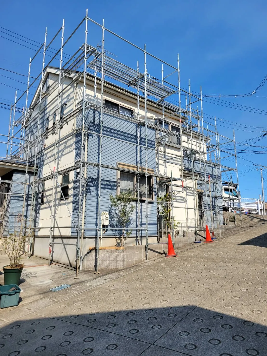 川崎市多摩区のK様邸において外壁塗装と屋根塗装の工事が始まりました！