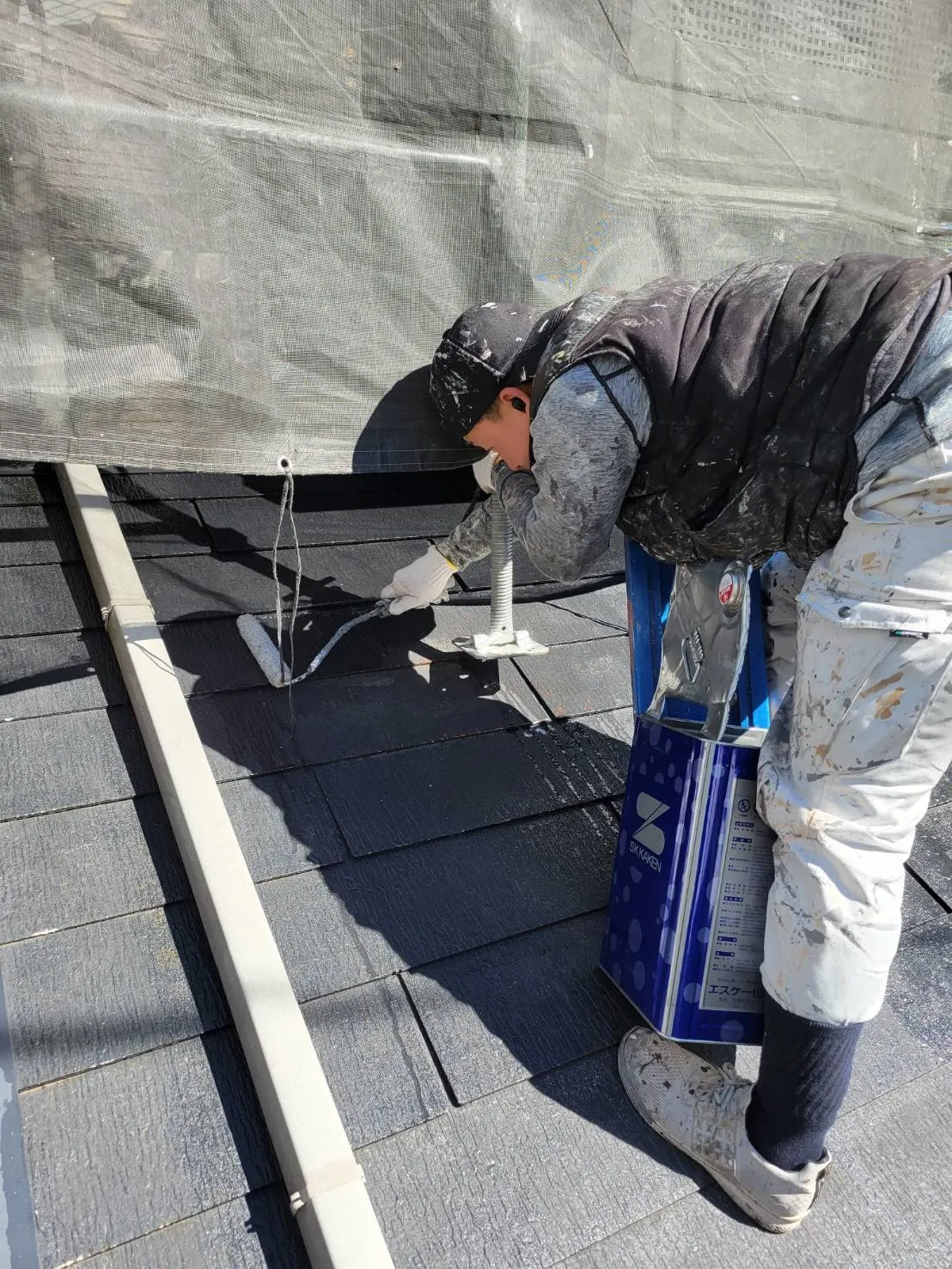 川崎市多摩区東生田にあるK様邸のスレート屋根の塗装工事で下地調整を行いました