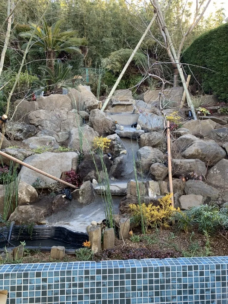 こちらもこんな感じで石を組んで滝を作りました。