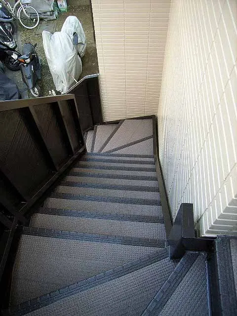 螺旋階段や廊下に防滑性ビニル床シート（長尺シート）貼る工事