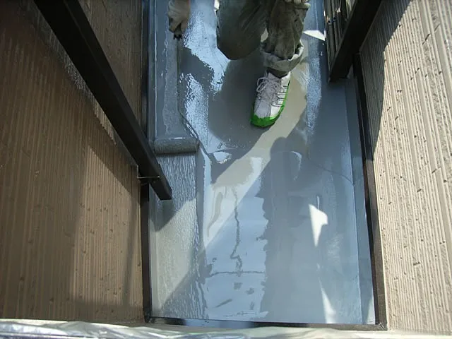 気緩衝AV工法による戸建住宅のベランダ防水工事