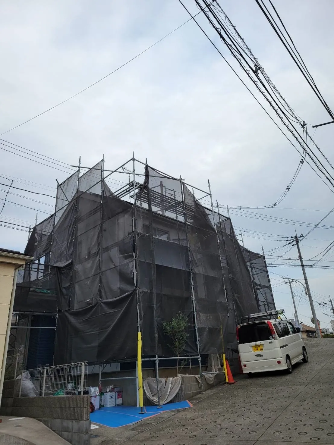 横浜市神奈川区の戸建て住宅の外壁・屋根塗装工事及びオートンイクシードを使用して目地シーリングの打ち替えも行いました。
