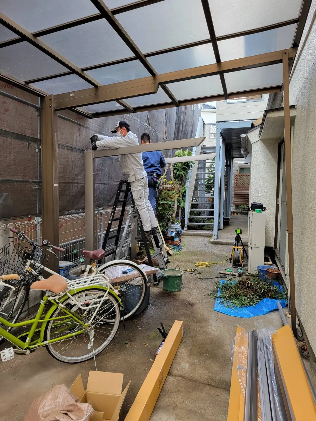 東京都世田谷区のS様邸にてサイクルポートの設置工事が始まりました