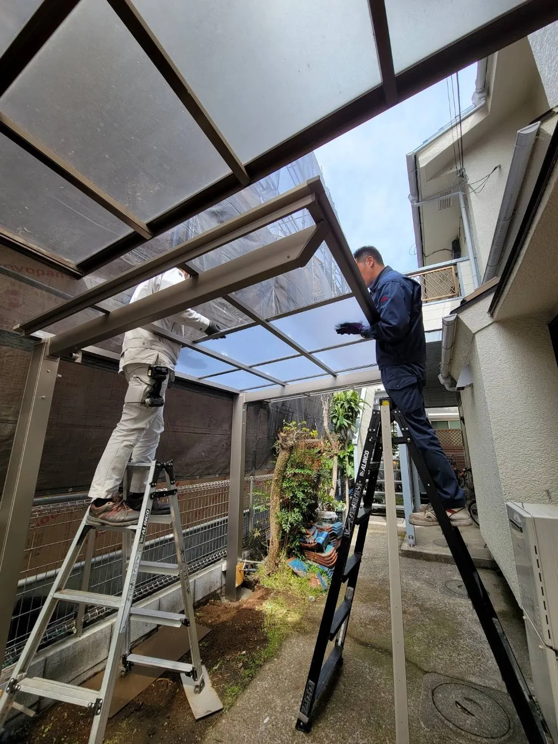 東京都世田谷区のS様邸で行っているサイクルポート設置工事で屋根のパネルを取り付けました！
