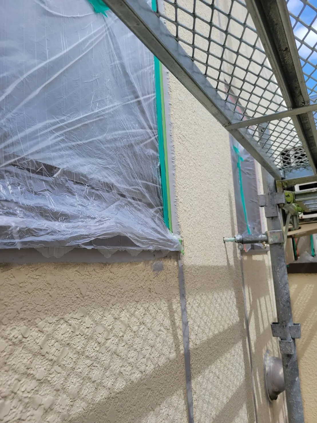東京都品川区にあるKビルの大規模修繕工事で塗装前の養生をしております