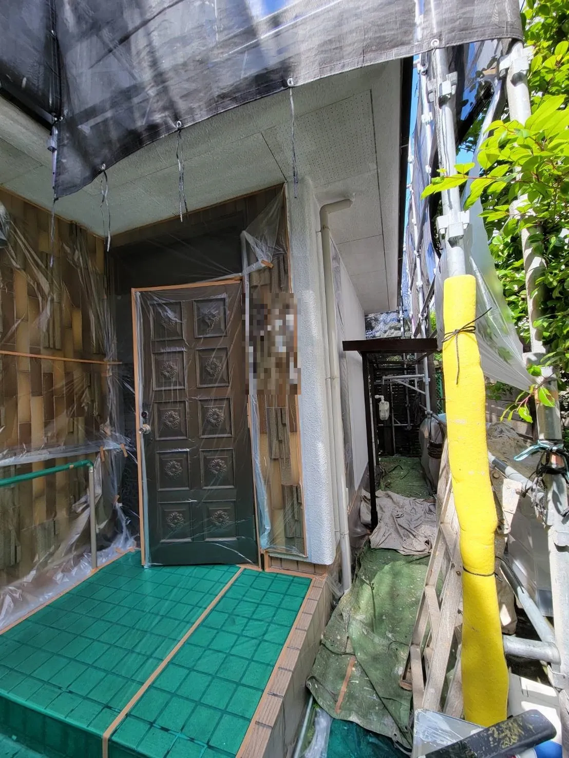 東京都世田谷区上馬にあるヘーベルハウスのN様邸で大規模修繕工事の養生作業です！