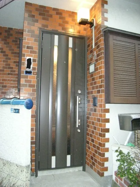 川崎市川崎区のW様邸でリシェント玄関ドアを使用した玄関扉の改修工事